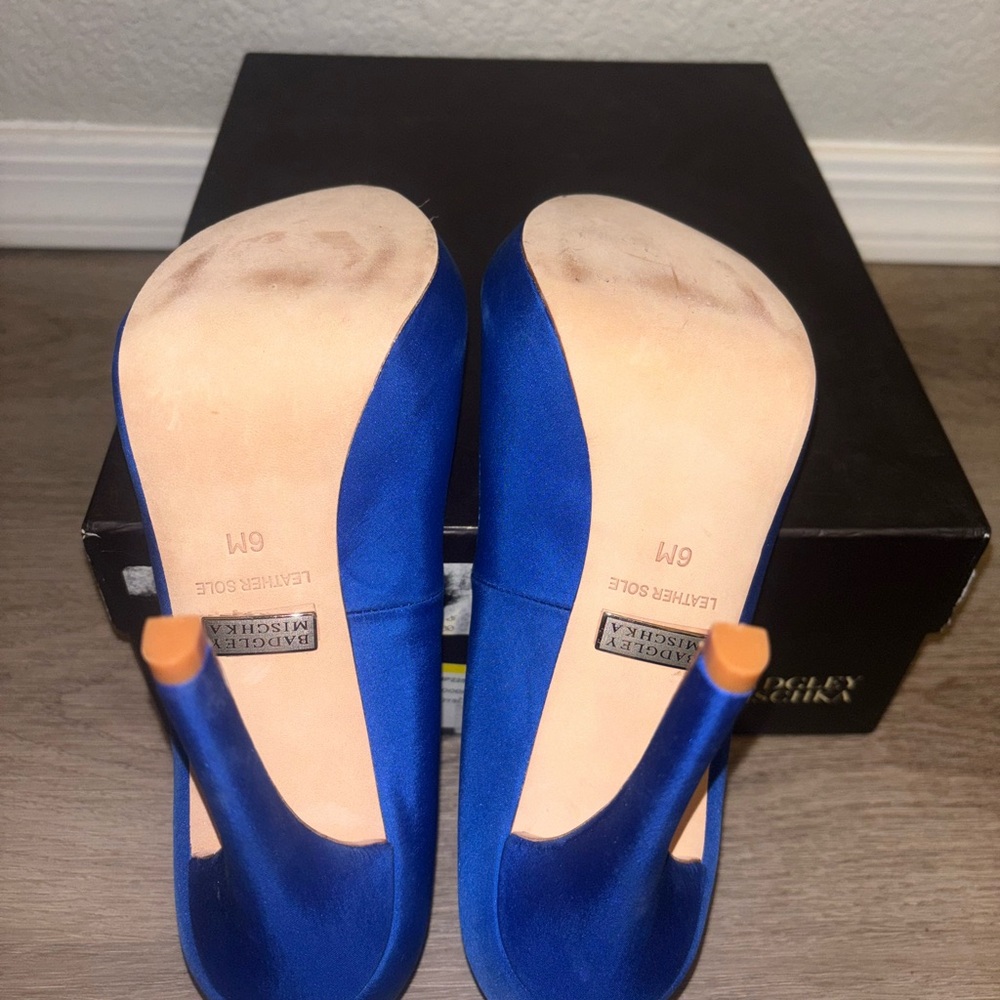 Badgley Mischka “Goodie” size 6 sapphire blue satin peep-toe pump NIB - Picture 2 of 6